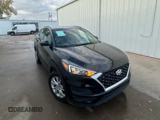 2020 Hyundai Tucson Value z VIN KM8J33A44LU234116, wystawiony jako Copart lot #85826084 z przebiegiem 133 623 mil mil oraz Czysty tytuł • Clean title. Historia ofert i sprzedaży dostępna na DreamBid. Obrazek 1.
