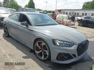 2022 Audi RS 5 Sportback z VIN WUAAWCF5XNA900738, wystawiony jako IAAI lot #42064377 z przebiegiem 29 620 mil mil oraz . Historia ofert i sprzedaży dostępna na DreamBid. Obrazek 1.