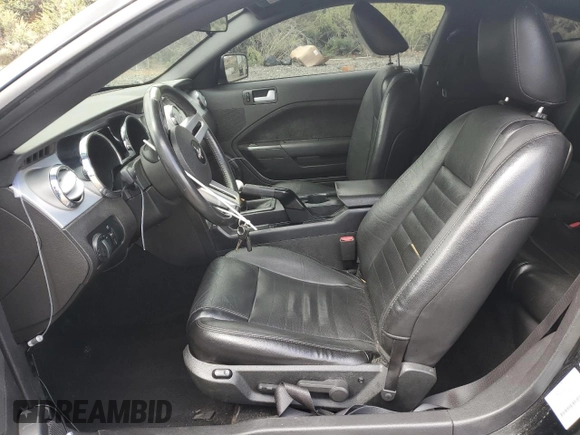 2006 Ford Mustang GT Deluxe z VIN 1ZVFT82H765214771, wystawiony jako Copart lot #56602605 z przebiegiem 125 315 mil mil oraz Szkoda całkowita • Salvage title. Historia ofert i sprzedaży dostępna na DreamBid. Obrazek 7.