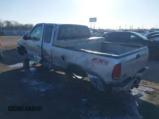 2003 Ford F-150 XL z VIN 1FTRX18W53NA29776, wystawiony jako IAAI lot #41413445 z przebiegiem 231 533 mil mil oraz . Historia ofert i sprzedaży dostępna na DreamBid. Obrazek 3.