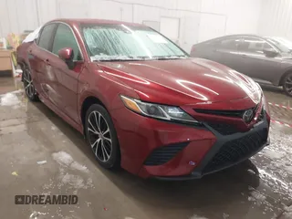 2018 Toyota Camry LE z VIN 4T1B11HK3JU585390, wystawiony jako IAAI lot #41587073 z przebiegiem 99 035 mil mil oraz . Historia ofert i sprzedaży dostępna na DreamBid. Obrazek 1.