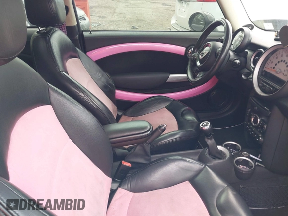 2011 MINI Hardtop z VIN WMWSU3C59BT099700, wystawiony jako IAAI lot #42106044 z przebiegiem 206 145 mil mil oraz . Historia ofert i sprzedaży dostępna na DreamBid. Obrazek 5.