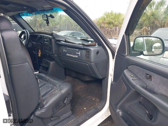 2000 Chevrolet Silverado 2500 LS with VIN 1GCGK29U0YE421788, listed as a IAAI auction lot 41740928 with NaN miles. Bid and sale history available at carsss.com. Image 5.