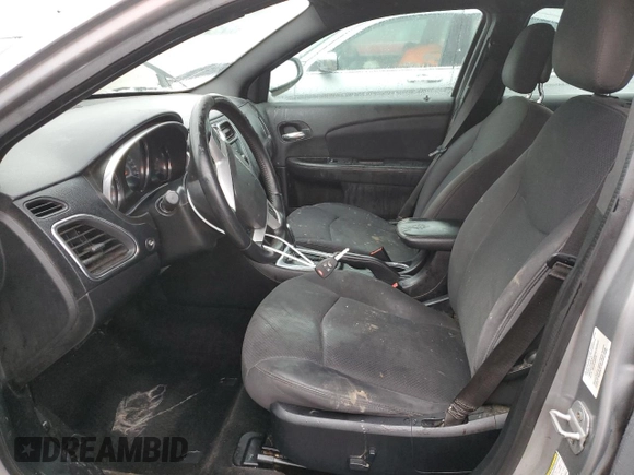 2013 Chrysler 200 Touring z VIN 1C3CCBBB2DN688904, wystawiony jako Copart lot #44463585 z przebiegiem 123 940 mil mil oraz Szkoda całkowita • Salvage title. Historia ofert i sprzedaży dostępna na DreamBid. Obrazek 7.