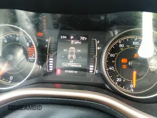 2017 Jeep Cherokee Altitude z VIN 1C4PJLAB6HW508950, wystawiony jako IAAI lot #36452848 z przebiegiem 101 860 mil mil oraz . Historia ofert i sprzedaży dostępna na DreamBid. Obrazek 7.