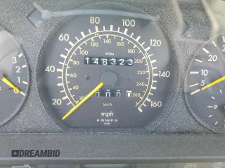 1990 Mercedes-Benz 560 z VIN WDBCA39E4LA548591, wystawiony jako Copart lot #70799134 z przebiegiem 146 323 mil mil oraz Szkoda całkowita • Salvage title. Historia ofert i sprzedaży dostępna na DreamBid. Obrazek 9.