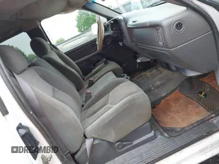 2005 Chevrolet Silverado 3500 z VIN 1GCHK39U75E196856, wystawiony jako IAAI lot #42270278 z przebiegiem Nie podano mil oraz . Historia ofert i sprzedaży dostępna na DreamBid. Obrazek 5.