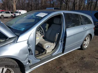 2007 Mercedes-Benz R-Class 3.5L with VIN 4JGCB65E87A055682, listed as a IAAI auction lot 41239875 with 138,854 mi miles. Bid and sale history available at carsss.com. Image 6.