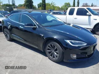 2018 Tesla Model S 75D z VIN 5YJSA1E25JF292480, wystawiony jako IAAI lot #42244185 z przebiegiem 42 199 mil mil oraz . Historia ofert i sprzedaży dostępna na DreamBid. Obrazek 1.