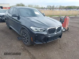 2023 BMW X4 xDrive30i z VIN 5UX33DT01P9N66552, wystawiony jako IAAI lot #42103350 z przebiegiem 56 299 mil mil oraz . Historia ofert i sprzedaży dostępna na DreamBid. Obrazek 1.