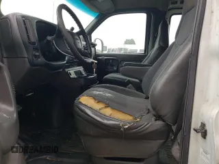 2002 GMC Savana z VIN 1GTGG25R521903285, wystawiony jako Copart lot #66774134 z przebiegiem 145 202 mil mil oraz Szkody całkowita. Historia ofert i sprzedaży dostępna na DreamBid. Obrazek 7.