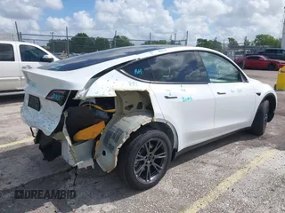 2025 Tesla Model Y Long Range with VIN 7SAYGDEE2SA337378, listed as a IAAI auction lot 41940840 with 1,676 mi miles and . Bid and sale history available at DreamBid. Image 4.