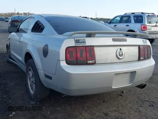 2005 Ford Mustang Deluxe with VIN 1ZVFT80N955140082, listed as a IAAI auction lot 41711933 with 88,633 mi miles. Bid and sale history available at carsss.com. Image 3.