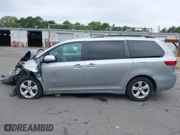 2015 Toyota Sienna LE AAS z VIN 5TDKK3DC6FS688844, wystawiony jako IAAI lot #42557542 z przebiegiem 95 520 mil mil oraz . Historia ofert i sprzedaży dostępna na DreamBid. Obrazek 15.