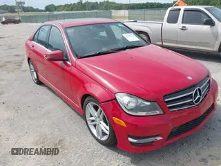 2014 Mercedes-Benz C 250 Sport z VIN WDDGF4HB4EA949522, wystawiony jako IAAI lot #42192274 z przebiegiem 147 038 mil mil oraz . Historia ofert i sprzedaży dostępna na DreamBid. Obrazek 1.
