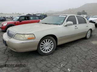 2005 Lincoln Town Car Signature Limited z VIN 1LNHM82W25Y649374, wystawiony jako Copart lot #76407954 z przebiegiem 220 851 mil mil oraz Tytuł czysty. Historia ofert i sprzedaży dostępna na DreamBid. Obrazek 1.
