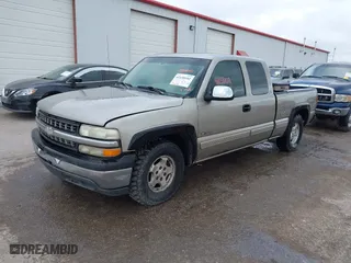 2000 Chevrolet Silverado 1500 LS with VIN 2GCEC19TXY1155977, listed as a IAAI auction lot 41158102 with 235,018 mi miles. Bid and sale history available at carsss.com. Image 2.