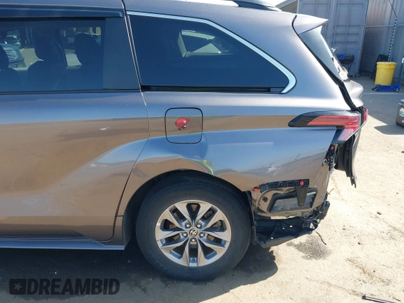 2021 Toyota Sienna XLE with VIN 5TDYSKFC4MS035573, listed as a IAAI auction lot 41988128 with 39,110 mi miles. Bid and sale history available at carsss.com. Image 18.