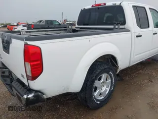 2007 Nissan Frontier SE z VIN 1N6AD09U67C407602, wystawiony jako IAAI lot #42405830 z przebiegiem Nie podano mil oraz . Historia ofert i sprzedaży dostępna na DreamBid. Obrazek 6.