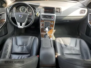 2013 Volvo S60 T5 Premier z VIN YV1612FS9D2189196, wystawiony jako Copart lot #59529975 z przebiegiem 109 078 mil mil oraz Czysty tytuł • Clean title. Historia ofert i sprzedaży dostępna na DreamBid. Obrazek 8.