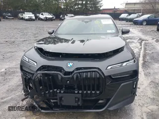 2023 BMW i7 xDrive60 z VIN WBY53EJ07PCM80196, wystawiony jako IAAI lot #41666074 z przebiegiem 25 640 mil mil oraz . Historia ofert i sprzedaży dostępna na DreamBid. Obrazek 13.