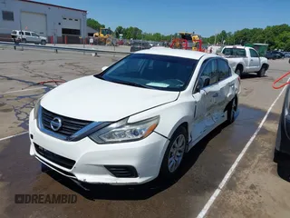 2017 Nissan Altima SR z VIN 1N4AL3AP1HN364103, wystawiony jako IAAI lot #42117683 z przebiegiem 137 704 mil mil oraz . Historia ofert i sprzedaży dostępna na DreamBid. Obrazek 2.
