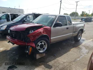 1999 Chevrolet S-10 LS with VIN 1GCCS19X3X8133053, listed as a Copart auction lot 63750774 with 136,081 mi miles and Salvage Title. Bid and sale history available at carsss.com. Image 1.