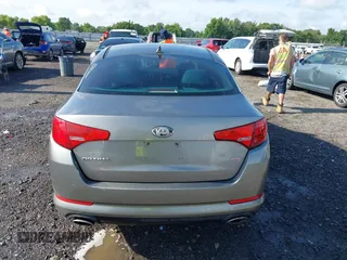 2013 Kia Optima LX z VIN 5XXGM4A70DG098022, wystawiony jako IAAI lot #42367410 z przebiegiem 131 620 mil mil oraz . Historia ofert i sprzedaży dostępna na DreamBid. Obrazek 16.