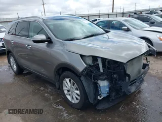 2018 Kia Sorento LX z VIN 5XYPG4A31JG386255, wystawiony jako IAAI lot #42116801 z przebiegiem 55 371 mil mil oraz . Historia ofert i sprzedaży dostępna na DreamBid. Obrazek 1.