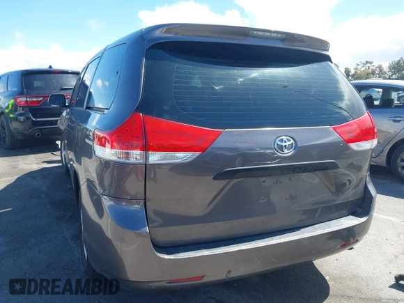 2011 Toyota Sienna with VIN 5TDZK3DC0BS078642, listed as a IAAI auction lot 41802147 with 263,309 mi miles. Bid and sale history available at carsss.com. Image 3.