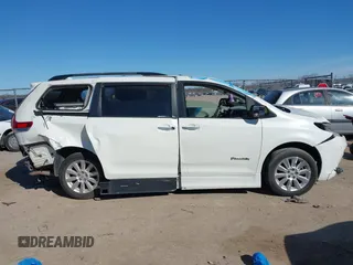 2011 Toyota Sienna XLE AAS with VIN 5TDYK3DCXBS126143, listed as a IAAI auction lot 41663238 with 154,238 mi miles. Bid and sale history available at carsss.com. Image 14.