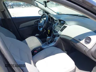 2014 Chevrolet Cruze 1LT z VIN 1G1PC5SB7E7352808, wystawiony jako IAAI lot #42143880 z przebiegiem 111 865 mil mil oraz . Historia ofert i sprzedaży dostępna na DreamBid. Obrazek 5.