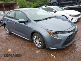 2025 Toyota Corolla LE z VIN 5YFB4MDE1SP294222, wystawiony jako IAAI lot #42462252 z przebiegiem 7 389 mil mil oraz . Historia ofert i sprzedaży dostępna na DreamBid. Obrazek 1.