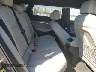 2024 Audi Q8 e-tron Prestige z VIN WA16ABGE2RB006933, wystawiony jako Copart lot #72645354 z przebiegiem 8794 mil mil oraz Szkody całkowita. Historia ofert i sprzedaży dostępna na DreamBid. Obrazek 11.