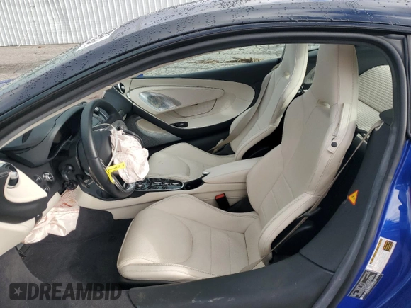2023 McLaren GT z VIN SBM22GCA9PW003039, wystawiony jako Copart lot #47143765 z przebiegiem 2775 mil mil oraz Szkody całkowita. Historia ofert i sprzedaży dostępna na DreamBid. Obrazek 7.