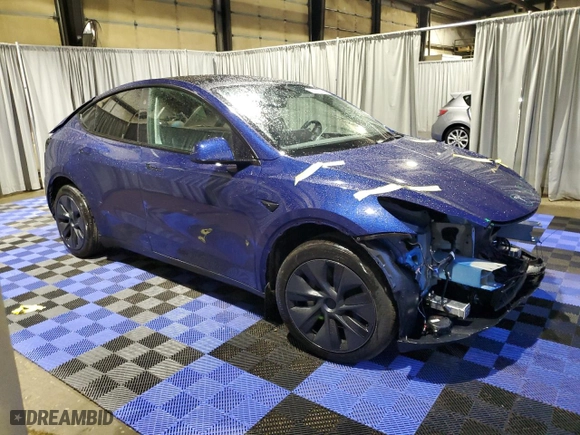 2024 Tesla Model Y Long Range with VIN 7SAYGDEE6RF203020, listed as a Copart auction lot 83865764 with 861 mi miles and Salvage Title. Bid and sale history available at carsss.com. Image 4.