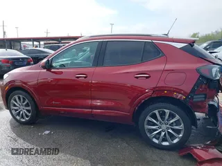 2024 Buick Encore GX Avenir z VIN KL4AMFSL5RB054571, wystawiony jako IAAI lot #41839672 z przebiegiem 7 826 mil mil oraz . Historia ofert i sprzedaży dostępna na DreamBid. Obrazek 14.