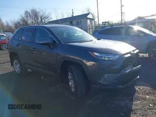 2023 Toyota RAV4 LE z VIN 2T3G1RFV6PW334896, wystawiony jako IAAI lot #41979610 z przebiegiem 11 787 mil mil oraz . Historia ofert i sprzedaży dostępna na DreamBid. Obrazek 1.
