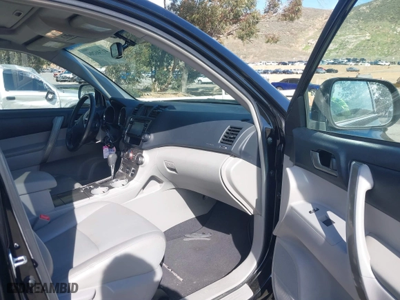 2013 Toyota Highlander with VIN 5TDZK3EH4DS135471, listed as a IAAI auction lot 41746204 with 117,922 mi miles. Bid and sale history available at carsss.com. Image 5.