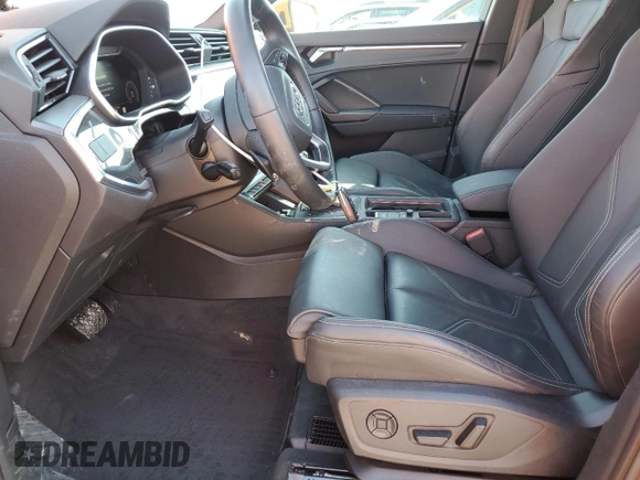 2024 Audi Q3 S line Premium Plus z VIN WA1EECF30R1041689, wystawiony jako Copart lot #48079875 z przebiegiem 12 668 mil mil oraz Szkody całkowita. Historia ofert i sprzedaży dostępna na DreamBid. Obrazek 7.