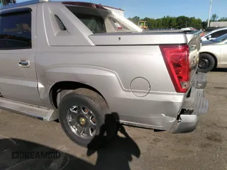 2005 Cadillac Escalade EXT z VIN 3GYEK62NX5G288196, wystawiony jako IAAI lot #42288294 z przebiegiem 94 464 mil mil oraz . Historia ofert i sprzedaży dostępna na DreamBid. Obrazek 6.