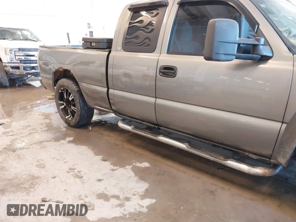 2006 Chevrolet Silverado 1500 Work Truck with VIN 1GCEC19X76Z300027, listed as a IAAI auction lot 41378404 with 171,637 mi miles. Bid and sale history available at carsss.com. Image 6.