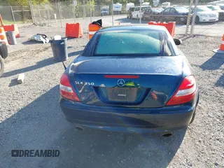 2005 Mercedes-Benz SLK 230/320 z VIN WDBWK56F55F040655, wystawiony jako IAAI lot #41971320 z przebiegiem 65 332 mil mil oraz . Historia ofert i sprzedaży dostępna na DreamBid. Obrazek 16.