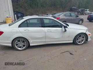 2012 Mercedes-Benz C 300 Sport z VIN WDDGF8BB1CR197311, wystawiony jako IAAI lot #42130814 z przebiegiem 93 335 mil mil oraz . Historia ofert i sprzedaży dostępna na DreamBid. Obrazek 13.