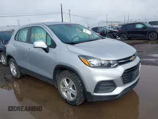 2020 Chevrolet Trax LS z VIN KL7CJKSB3LB310265, wystawiony jako IAAI lot #42158650 z przebiegiem 56 002 mil mil oraz . Historia ofert i sprzedaży dostępna na DreamBid. Obrazek 1.