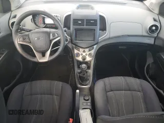 2012 Chevrolet Sonic LT z VIN 1G1JD5SBXC4225133, wystawiony jako Copart lot #68525054 z przebiegiem 93 000 mil mil oraz Szkoda całkowita • Salvage title. Historia ofert i sprzedaży dostępna na DreamBid. Obrazek 8.