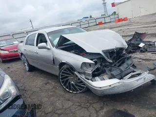 2006 Lincoln Town Car Signature z VIN 1LNHM81V56Y622373, wystawiony jako IAAI lot #42205125 z przebiegiem Nie podano mil oraz . Historia ofert i sprzedaży dostępna na DreamBid. Obrazek 1.
