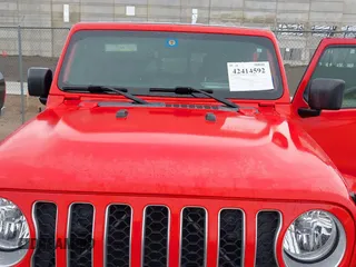 2020 Jeep Gladiator Overland with VIN 1C6HJTFG2LL136758, listed as a IAAI auction lot 42414592 with 57,279 mi miles and . Bid and sale history available at DreamBid. Image 6.
