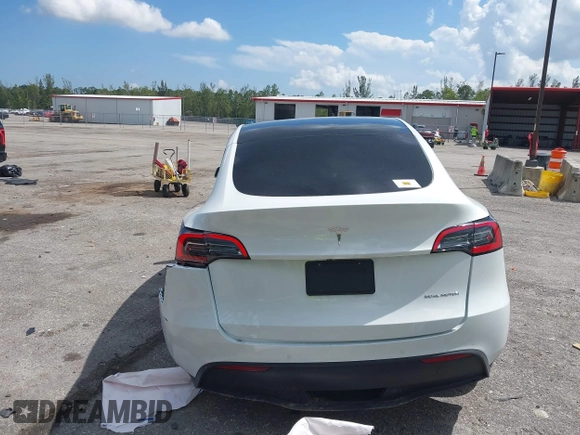 2022 Tesla Model Y Long Range with VIN 7SAYGDEE0NF423327, listed as a IAAI auction lot 41941114 with 29,559 mi miles and . Bid and sale history available at carsss.com. Image 17.