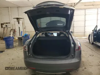 2013 Tesla Model S z VIN 5YJSA1DN0DFP26935, wystawiony jako Copart lot #45081995 z przebiegiem 120 048 mil mil oraz Szkoda całkowita • Salvage title. Historia ofert i sprzedaży dostępna na DreamBid. Obrazek 6.